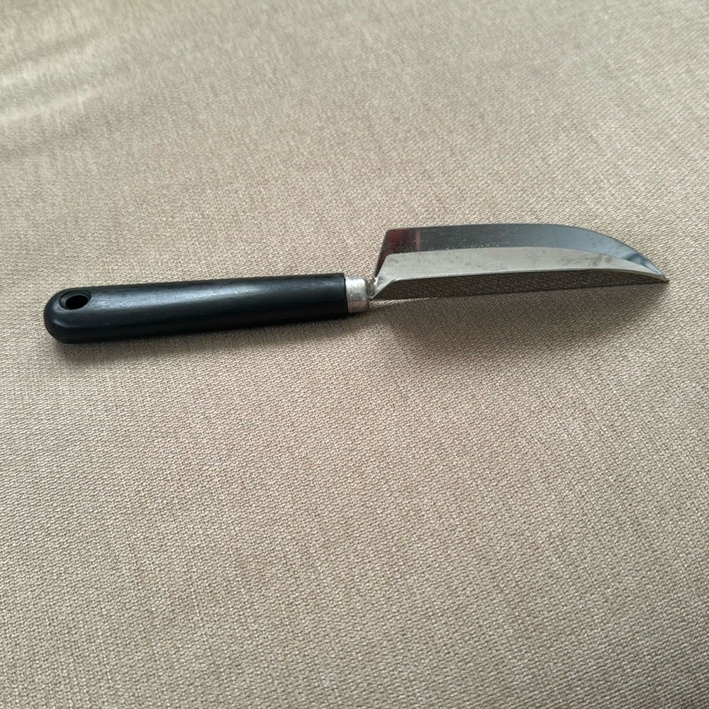 PAMPERED CHEF V SHAPED CUTTER
